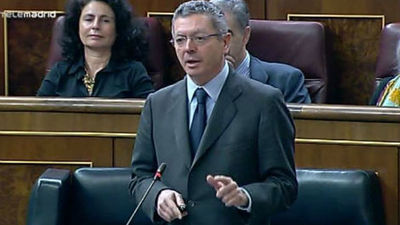 Gallardón advierte al PSOE de que "tiene un problema” con la Constitución por el aborto