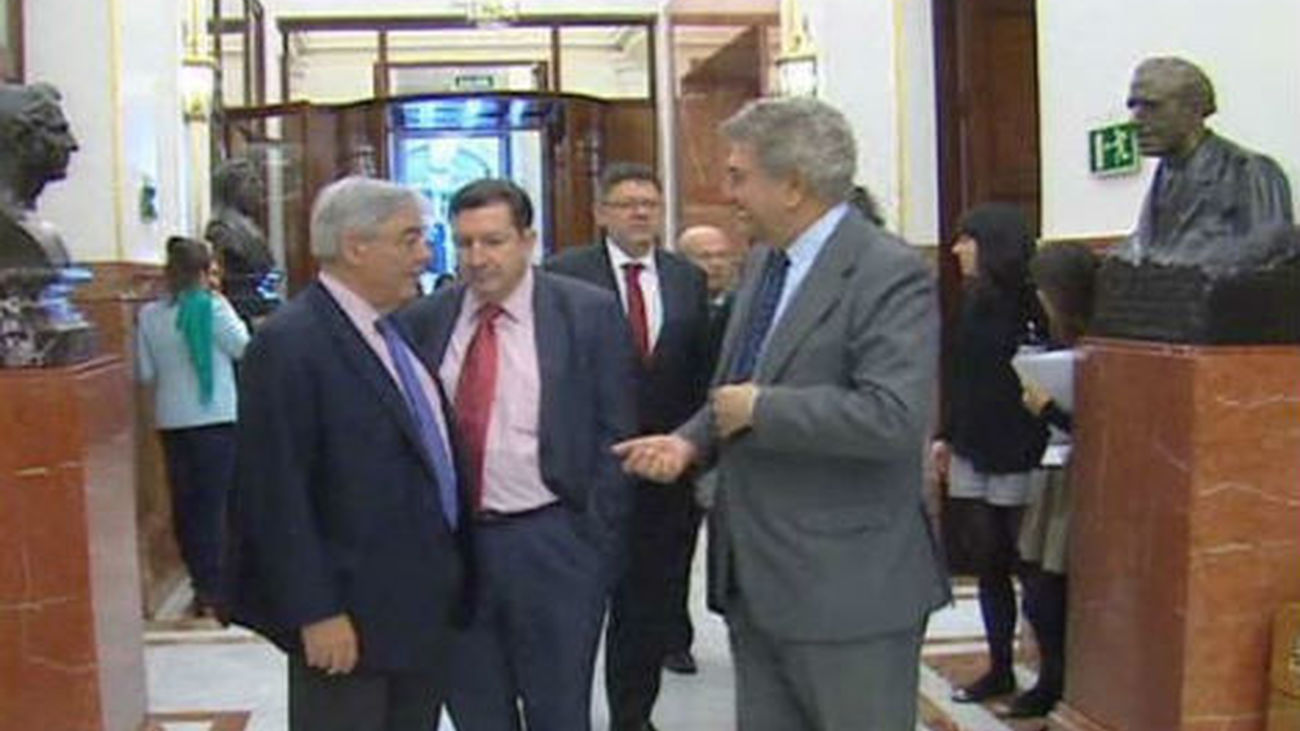 Dirigentes del PP respaldan la gestión de Rajoy frente a las críticas de Aznar