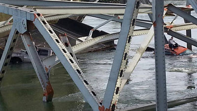 Un puente se derrumba en EE.UU. mientras soportaba un tráfico fluido