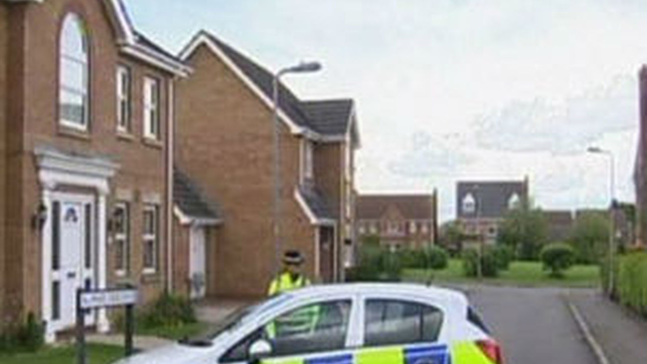 La policía interroga a dos supuestos cómplices en el asesinato del soldado en Londres