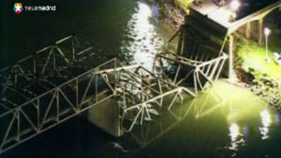 Un puente se derrumba en EE.UU. mientras soportaba un tráfico fluido