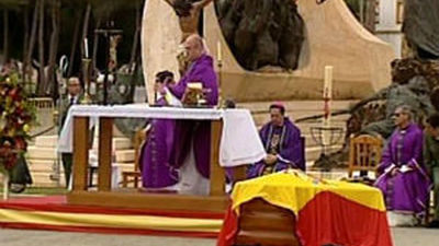 Morenés asiste al funeral  por los tres legionarios muertos en una explosión