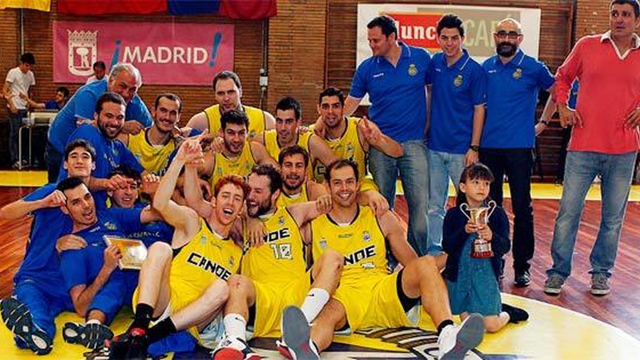 Los jugadores del Real Canoe celebran su ascenso