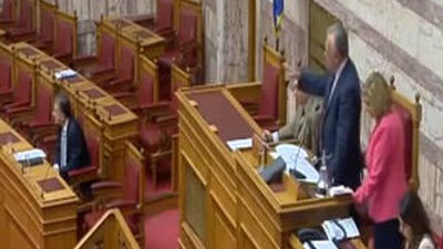 El arma de un diputado neonazi griego se dispara accidentalmente al tomar un avión