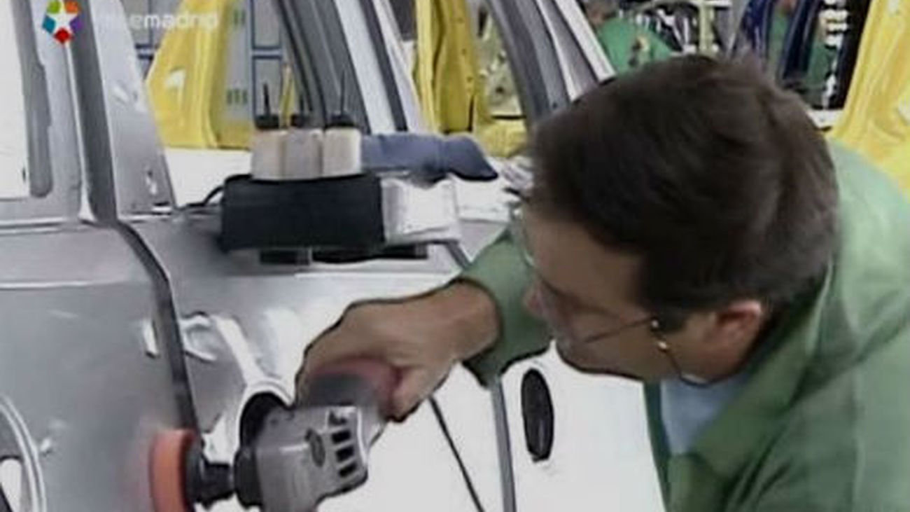 La economía frena su caída por a mejora del consumo y la inversión