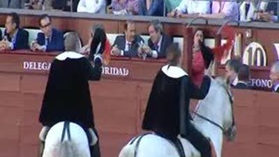 El viento y una aparatosa mansada se alían contra el espectáculo