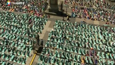 La Plaza Mayor acoge una clase multitudinaria de yoga
