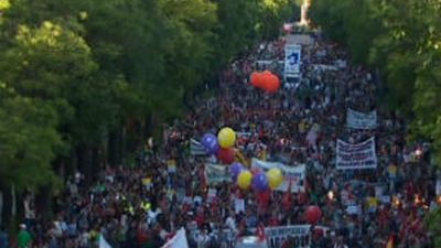 Una marea de cientos de personas marchan en Madrid contra la Troika