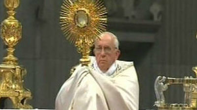 Rouco Varela imparte la bendición eucarística en la Puerta del Sol