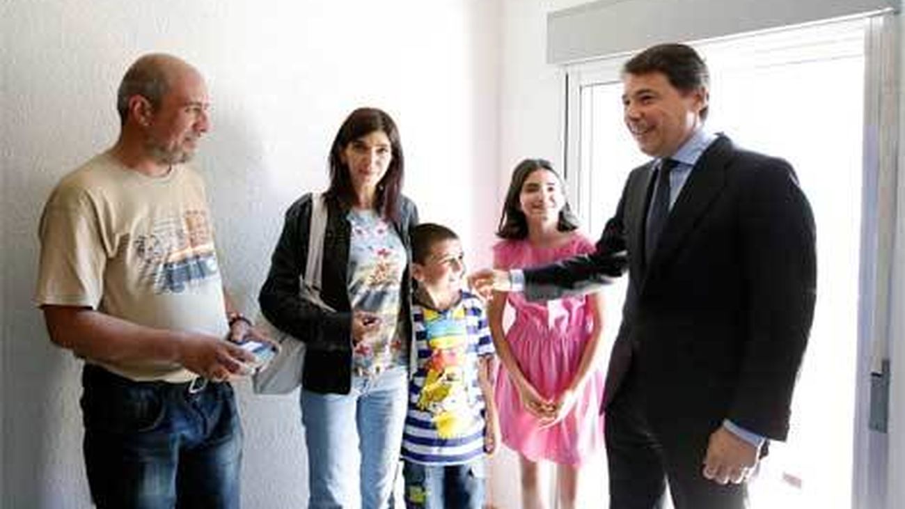 González entrega una vivienda a una familia desahuciada