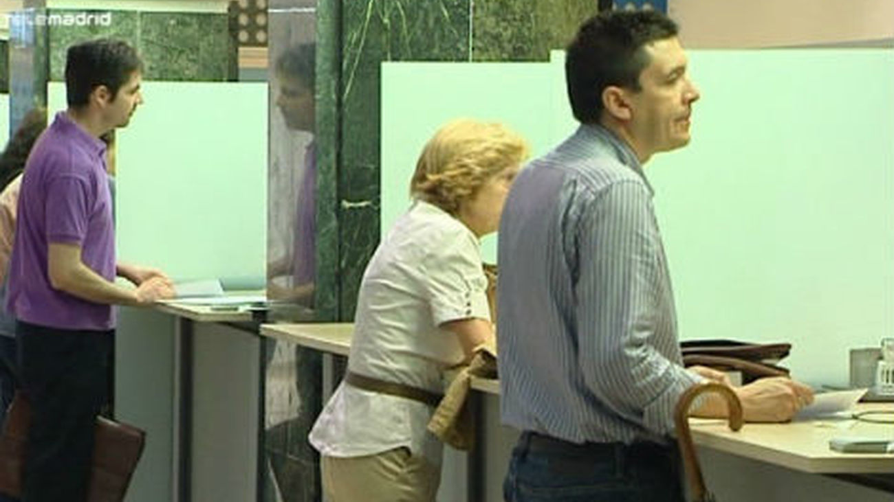 El paro baja en 98.265 personas en mayo hasta las 4.890.928