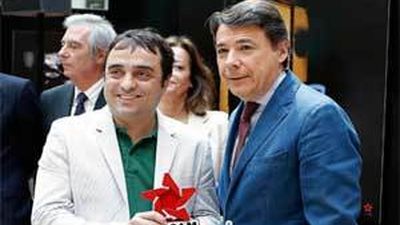 Ignacio González entrega el Premio de fotografía de la Comunidad de Madrid a Luis Camacho Peral