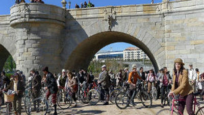 La capital rememora los los 20 con charleston y bicis 'vintage'