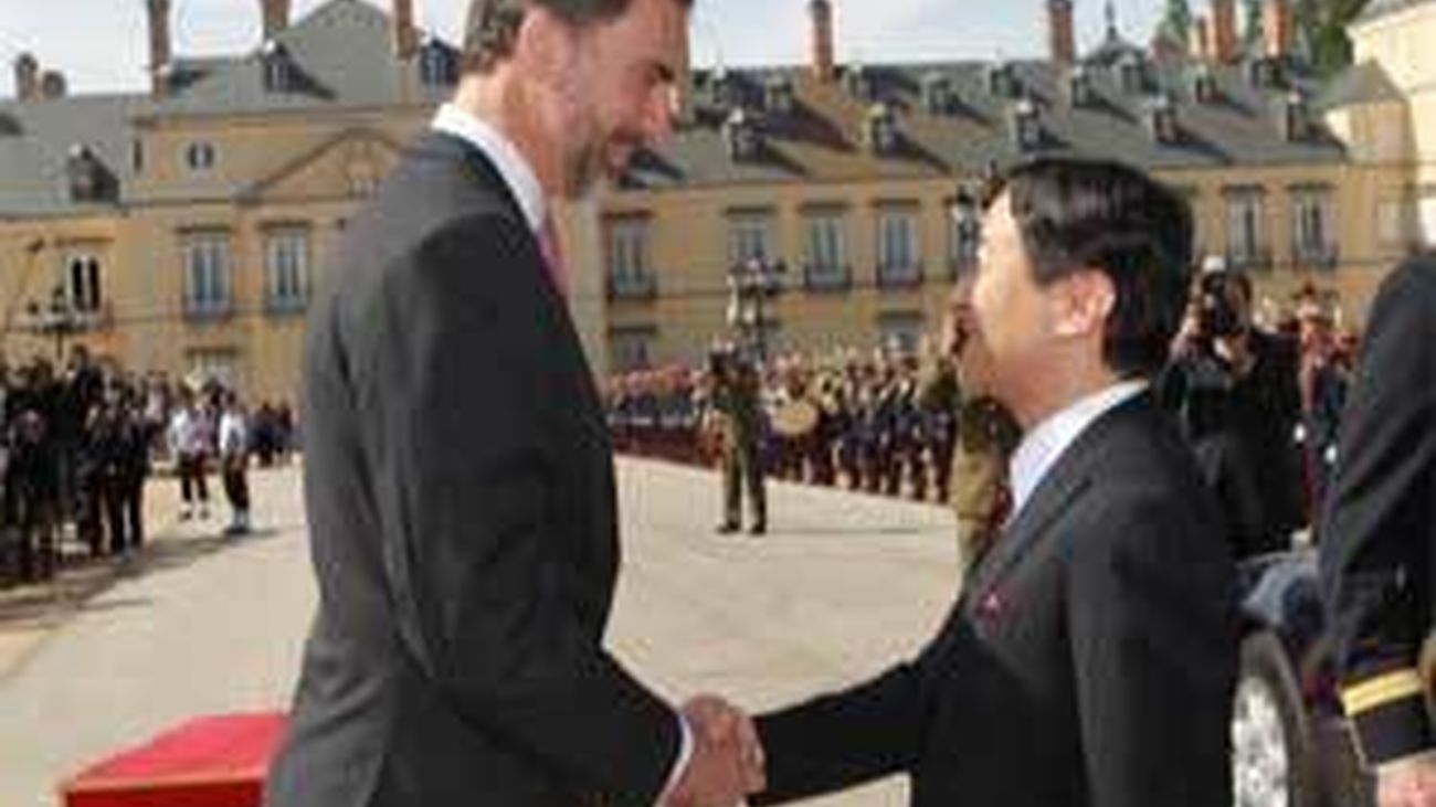 Don Felipe da la bienvenida a España al príncipe Naruhito