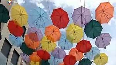 Getafe quita los paraguas de colores de la calle Madrid tras los actos vandálicos