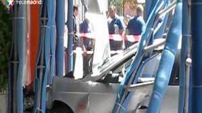 Herida una madre y su hija al empotrar su coche contra un andamio y un bar de Atocha