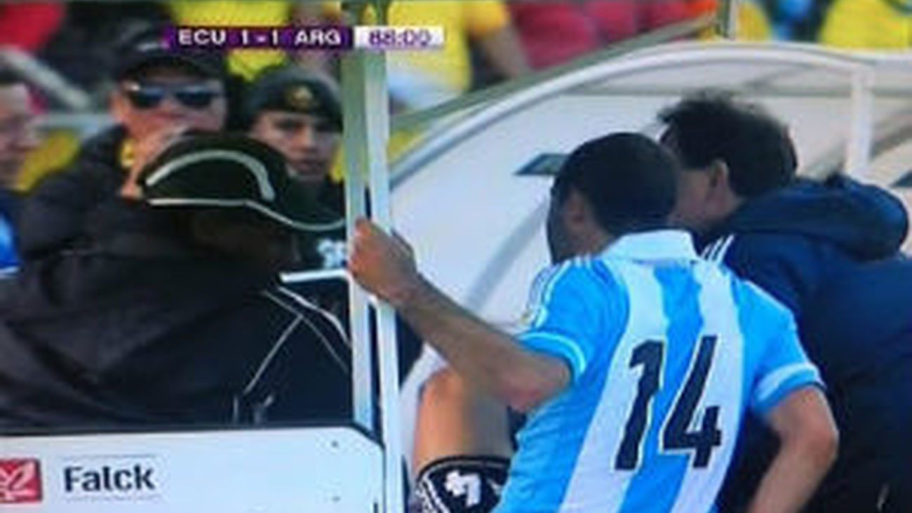 Expulsan a Mascherano por patear a un camillero