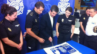 Tarta azul para celebrar que la Policía española le "pisa los talones" al FBI