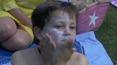 Los expertos recomiendan no tomar el sol en horas centrales y utilizar fotoprotección