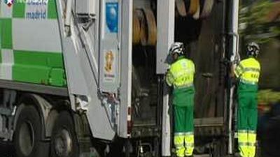 FCC impone a sus operarios de recogida de basuras en Madrid la obligación de portar un casco