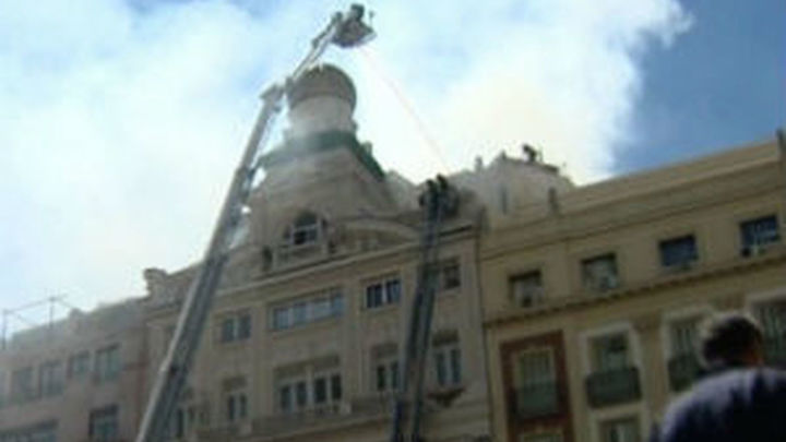 Extinguido el incendio en el teatro Alcázar, que suspende sus funciones