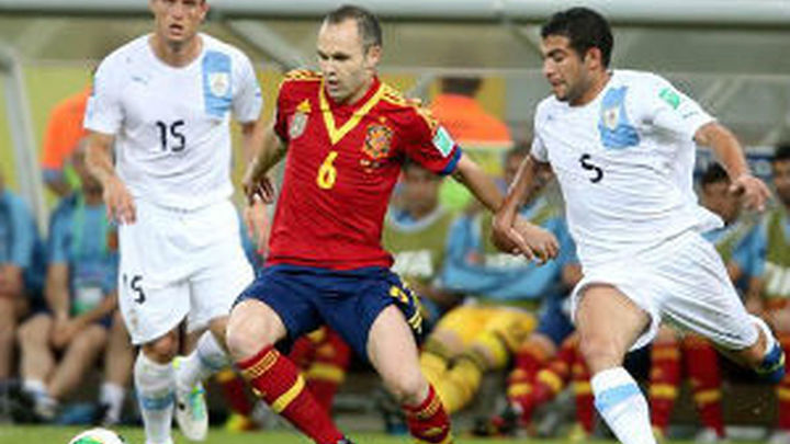 2-1. Iniesta dirige una exhibición ante Uruguay