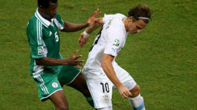 1-2. Forlán revive las esperanzas uruguayas