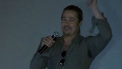 Brad Pitt sorprende a fans en Madrid al aparecer en premier de "World war Z"