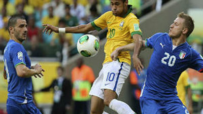 4-2. Brasil doblega a Italia para ser primera