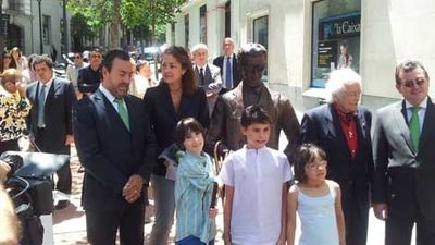 La ONCE inaugura en Madrid el monumento al vendedor del cupón