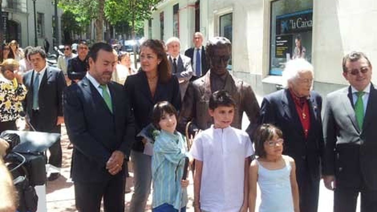 La ONCE inaugura en Madrid el monumento al vendedor del cupón