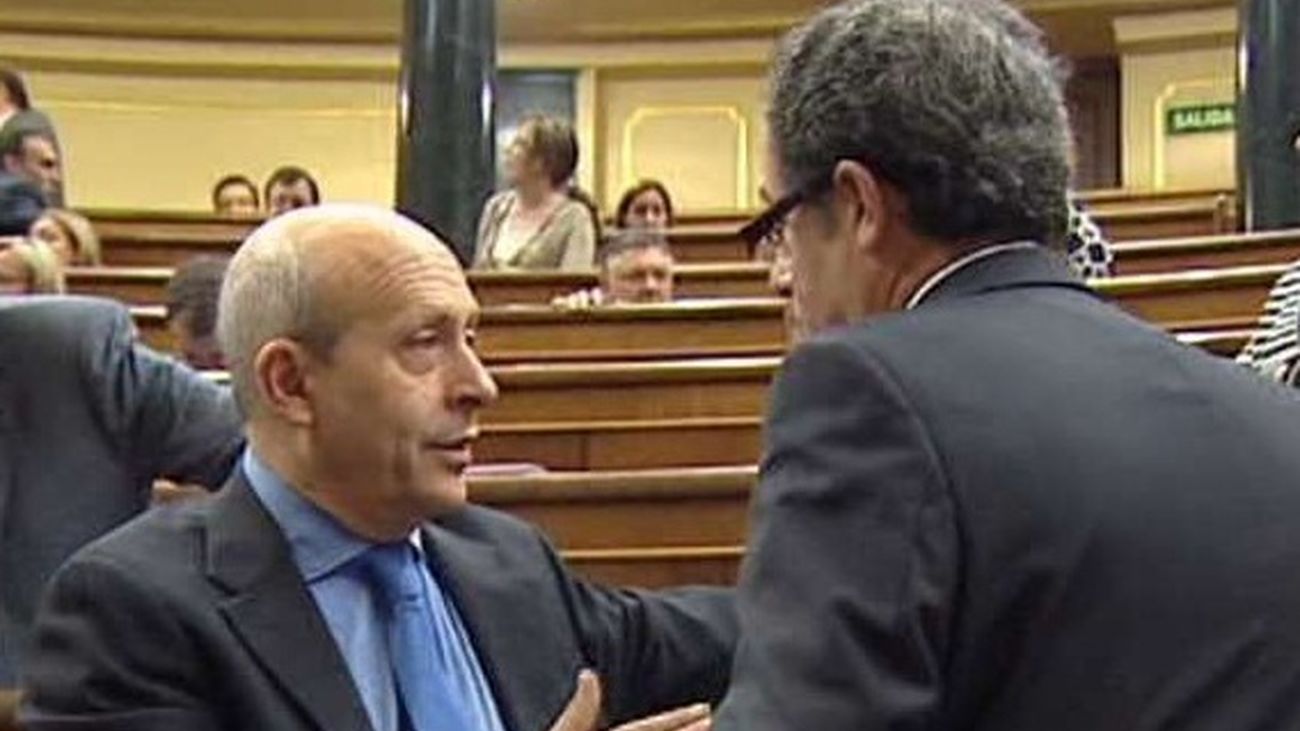 Rajoy arropa a Wert tras las críticas por el decreto de becas