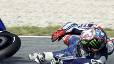 Lorenzo se fractura la clavícula en Assen