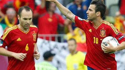 Del Bosque recupera a Piqué e Iniesta y juega al despiste