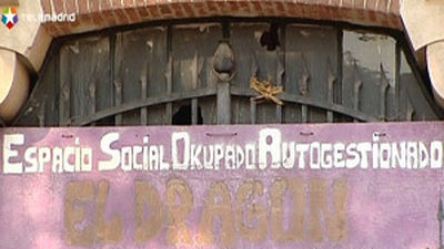 Los okupas llevan cinco años  en uno de edificios del cementerio de la Almudena