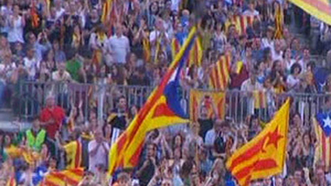 90.000 catalanes claman por la autodeterminación en un concierto en el Camp Nou