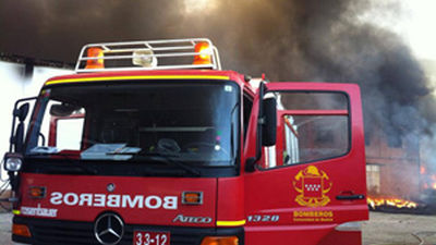 Doce dotaciones de Bomberos extinguen un incendio  en una nave en Torres de la Alameda