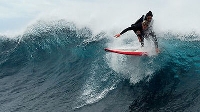 Una mujer parapléjica consigue su sueño de surfear las olas