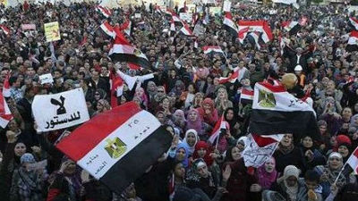 El Ejército egipcio da 48 horas a las fuerzas políticas para resolver la crisis