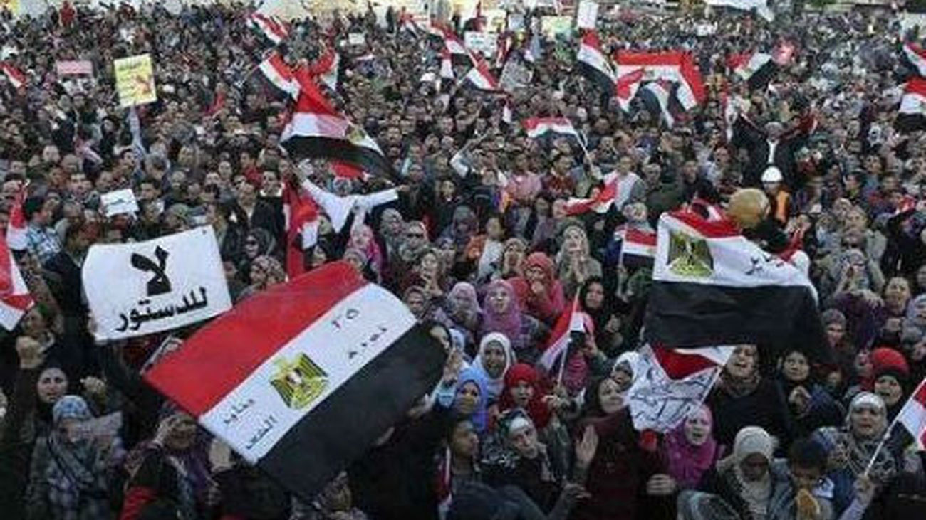 El Ejército egipcio da 48 horas a las fuerzas políticas para resolver la crisis