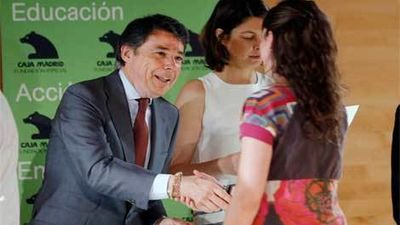 González entrega las becas internacionales de la Fundación Caja Madrid