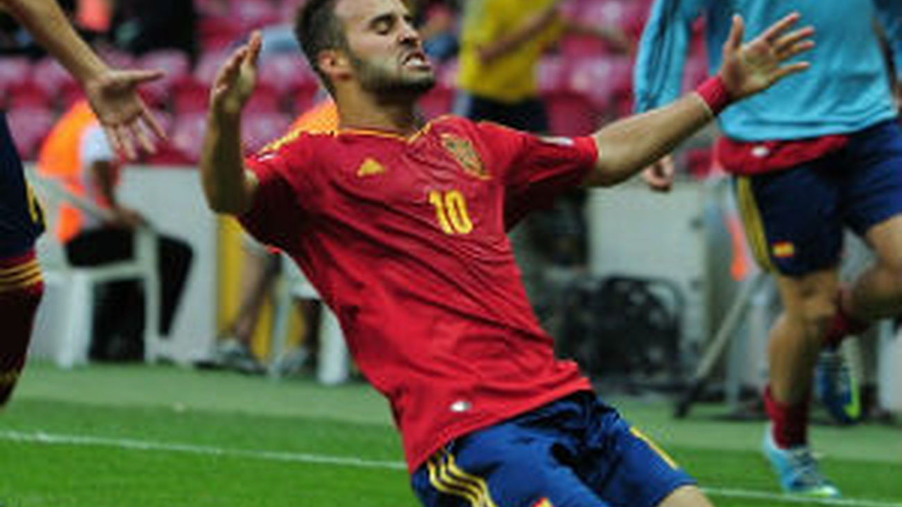 Jesé celebra un gol con España