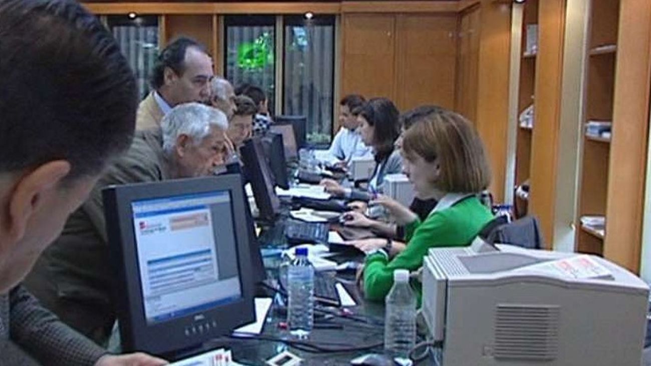 El paro logra un descenso histórico en el mes de junio de 127.248 personas