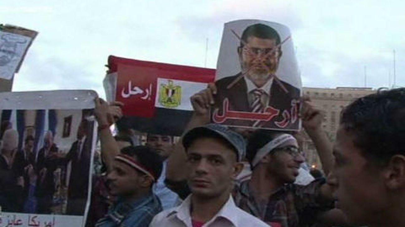 Opositores a Mursi vuelven a tomar la simbólica plaza Tahrir de El Cairo