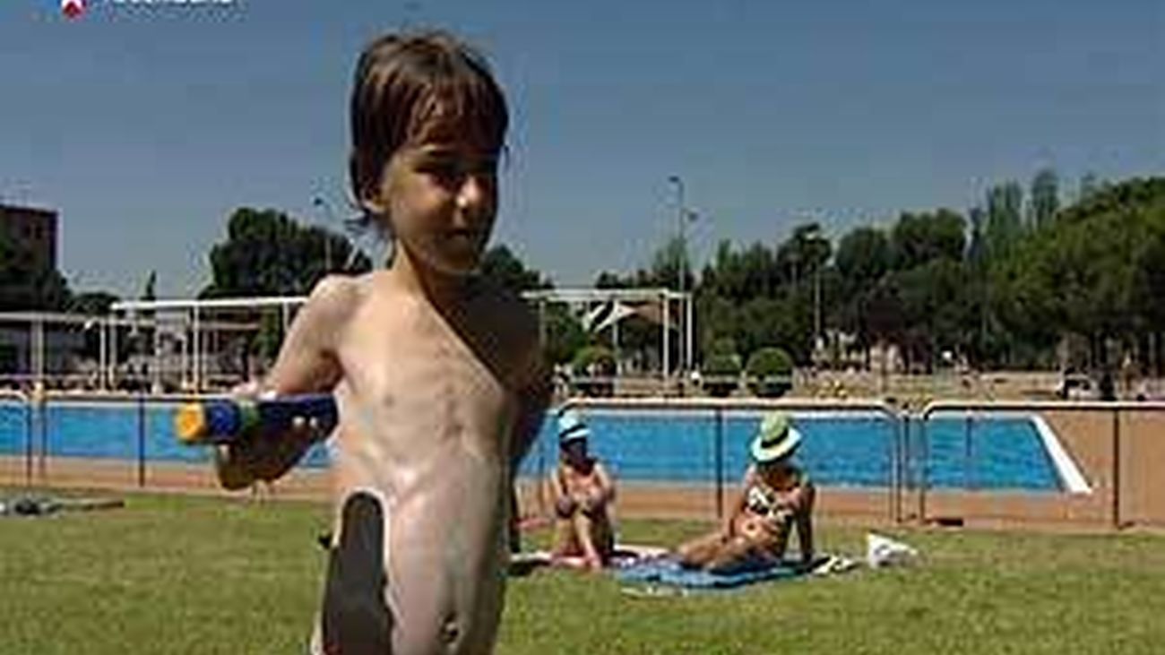 Nuñez presenta en las piscinas municipales la Campaña de Protección Solar