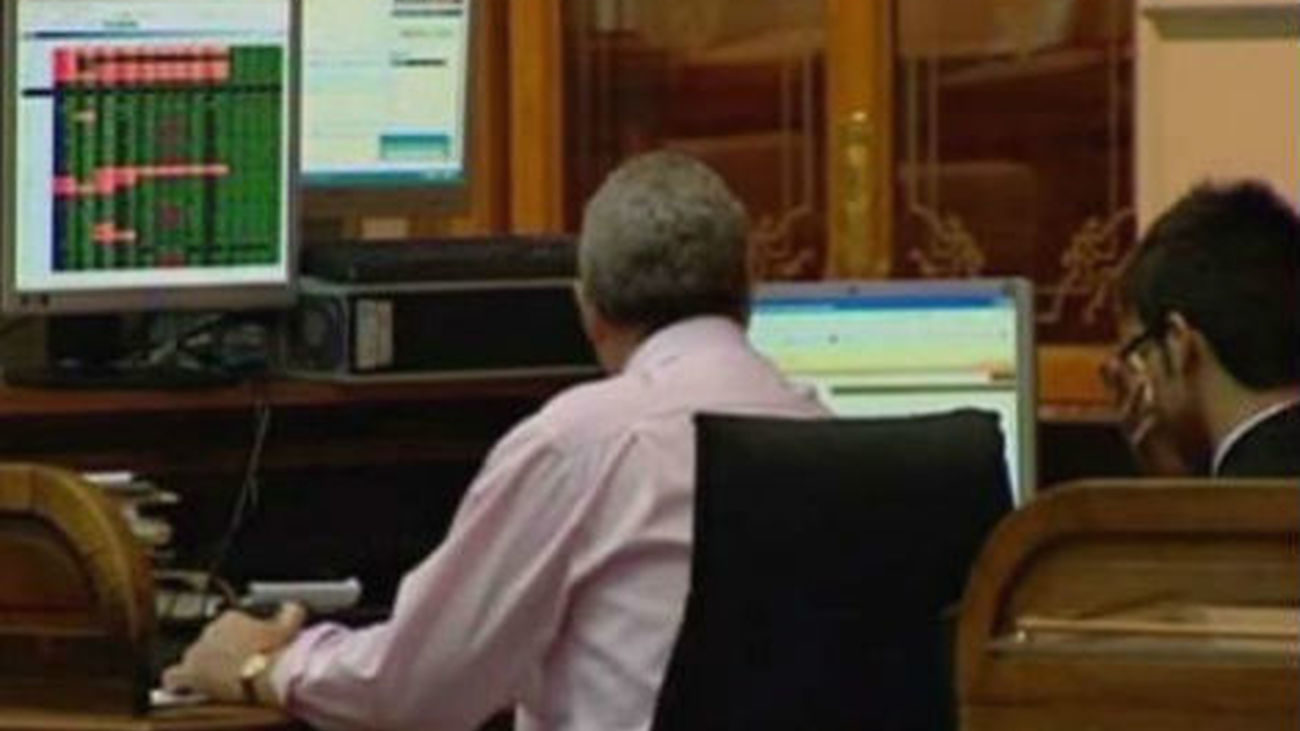 El Ibex se desploma un 3,4%, lastrado por  la banca, tras la rebaja de Moody's a las nacionalizadas