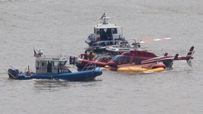 Un helicóptero turístico de Nueva York aterriza de emergencia en el río Hudson