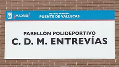 15 jóvenes esposan a la escalera de una piscina de Vallecas a su vigilante de seguridad