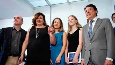 González entrega el primer local destinado a los proyectos de emprendedores madrileños