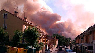 Dos urbanizaciones de Valdemorillo desalojadas por un incendio forestal
